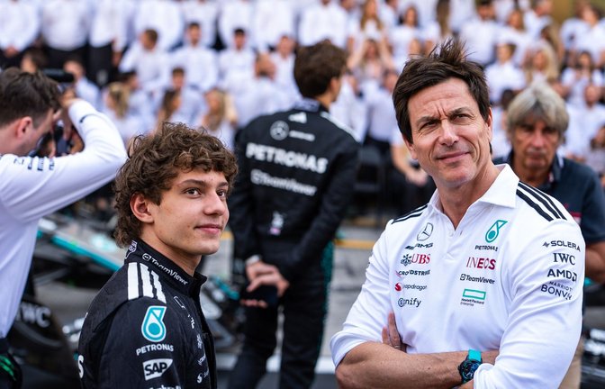 Der Rennfahrer (l) und sein Förderer. (Archivbild)<span class='image-autor'>Foto: Luca Martini/SOPA Images via ZUMA Press Wire/dpa</span>