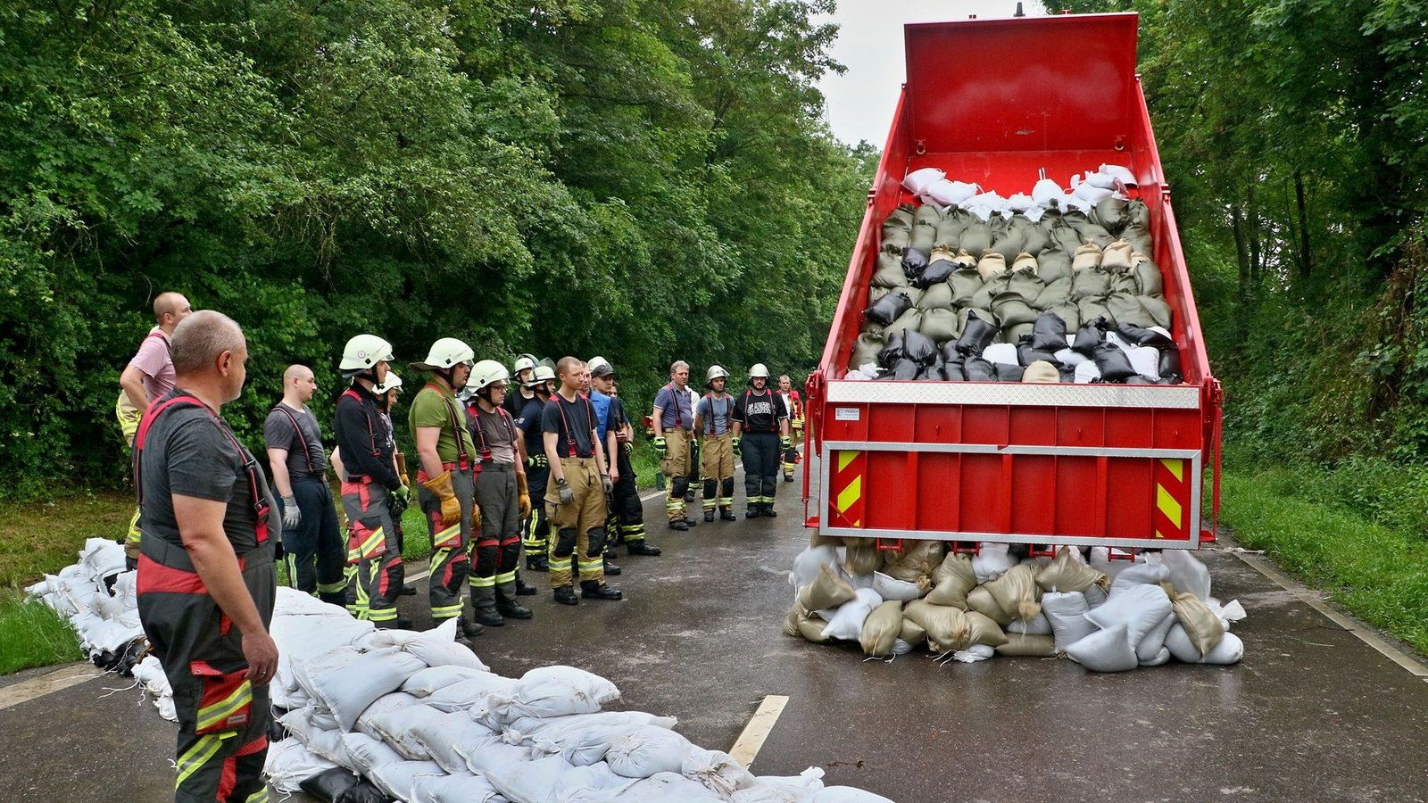 Gemeinschaftsarbeit der Feuerwehren aus Freiberg, Hemmingen, Kornwestheim, Eberdingen und Korntal, Bietigheim-Bissingen, Remseck, Asperg und Ludwigsburg.Foto: KS-Images.de /Andreas Rometsch Gemeinschaftsarbeit der Feuerwehren aus Freiberg, Hemmingen, Kornwestheim, Eberdingen und Korntal, Bietigheim-Bissingen, Remseck, Asperg und Ludwigsburg.Foto: KS-Images.de /Andreas Rometsch