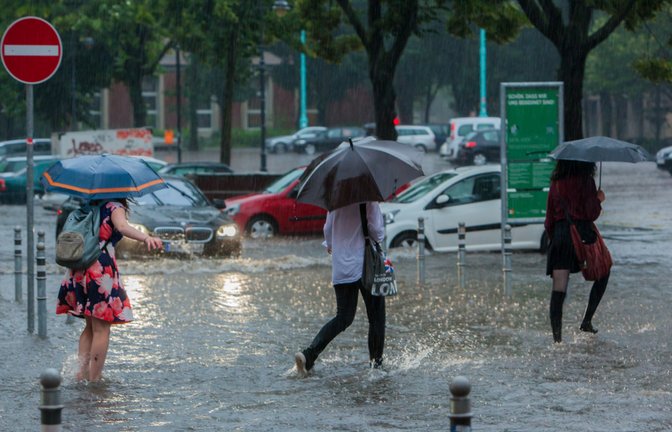 Der Dauerregen kann zu Überschwemmungen führen.<span class='image-autor'>Foto: christianthiel.net / shutterstock.com</span>