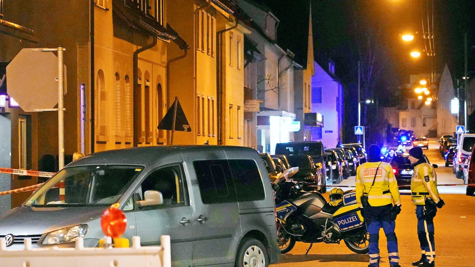 Bei dem Haus, das umgebaut wird, wurde der verletzte Mann gefunden.
Bei dem Haus, das umgebaut wird, wurde der verletzte Mann gefunden.Foto: Andreas Rosar Bei dem Haus, das umgebaut wird, wurde der verletzte Mann gefunden.
Bei dem Haus, das umgebaut wird, wurde der verletzte Mann gefunden.Foto: Andreas Rosar