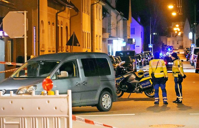 Bei dem Haus, das umgebaut wird, wurde der verletzte Mann gefunden.
         Bei dem Haus, das umgebaut wird, wurde der verletzte Mann gefunden.<span class='image-autor'>Foto: Andreas Rosar</span>