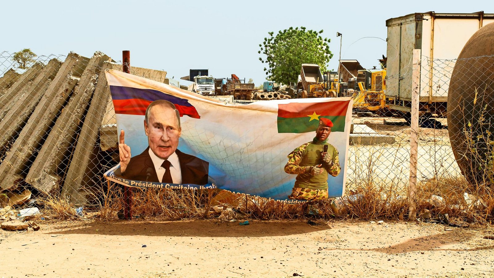 Burkina Faso: An einem Straßenrand hängt ein Plakat  mit dem russischen Präsidenten Wladimir Putin – nicht nur hier sondern auch in anderen  Teilen Afrikas rekrutiert der Kreml Menschen für den Krieg.Foto: IMAGO/Achille Abboud