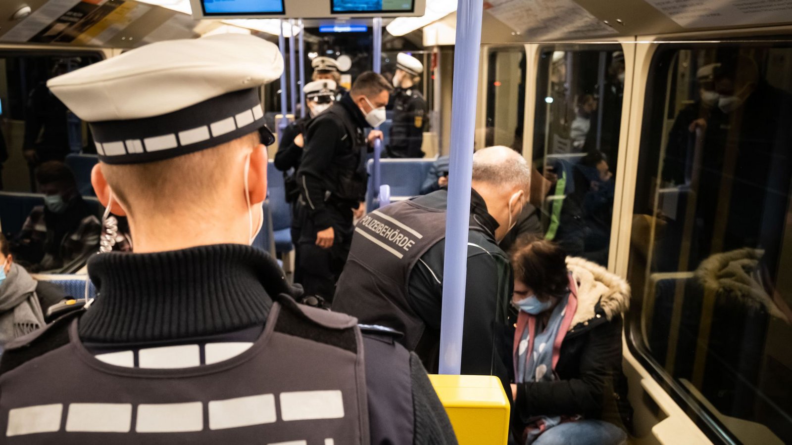 Hier kontrolliert die Polizei im Dezember 2021 in Stuttgarter Stadtbahnen die Maskenpflicht. Gibt es solche Aktionen künftig auch im Hinblick auf Messer und andere Waffen?Foto: Lichtgut/Achim Zweygarth