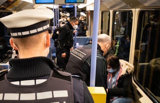 Hier kontrolliert die Polizei im Dezember 2021 in Stuttgarter Stadtbahnen die Maskenpflicht. Gibt es solche Aktionen künftig auch im Hinblick auf Messer und andere Waffen?<span class='image-autor'>Foto: Lichtgut/Achim Zweygarth</span>
