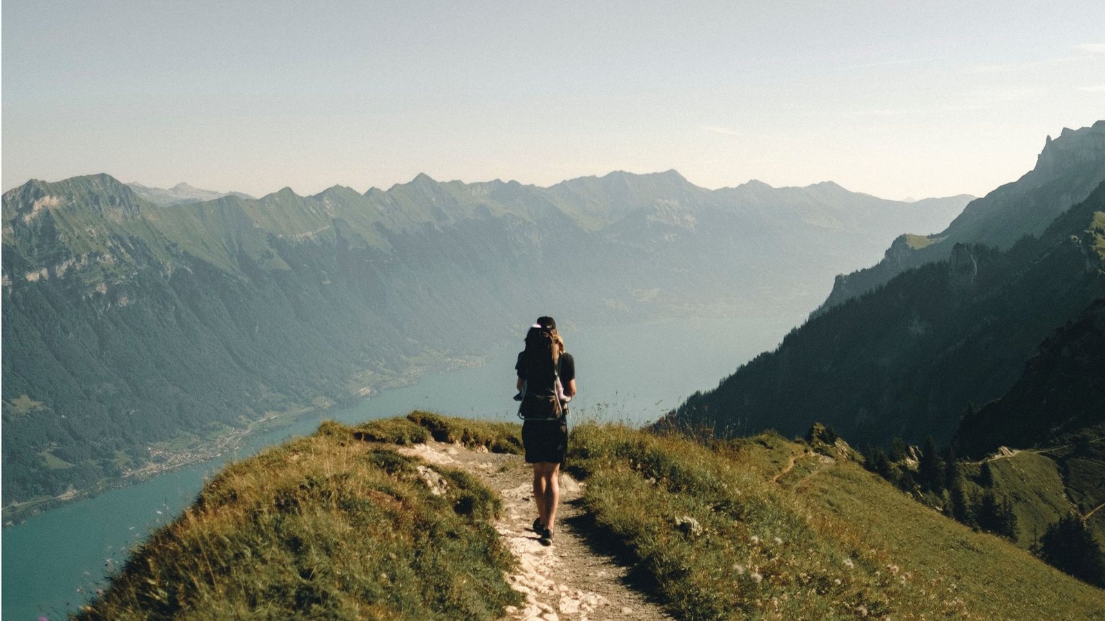 Dieser Ausblick und die Steuererklärung im Kopf? Ganz normal, sagt Dorothee Salchow, Coachin für Positive Psychologie.Foto: Unsplash/Joel & Jasmin Førestbird Dieser Ausblick und die Steuererklärung im Kopf? Ganz normal, sagt Dorothee Salchow, Coachin für Positive Psychologie.Foto: Unsplash/Joel & Jasmin Førestbird