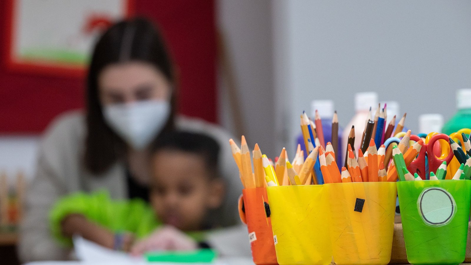 Krank trotz Maske: Erzieherin mit Kind in einer Kita (Archivbild)Foto: dpa/Sebastian Gollnow