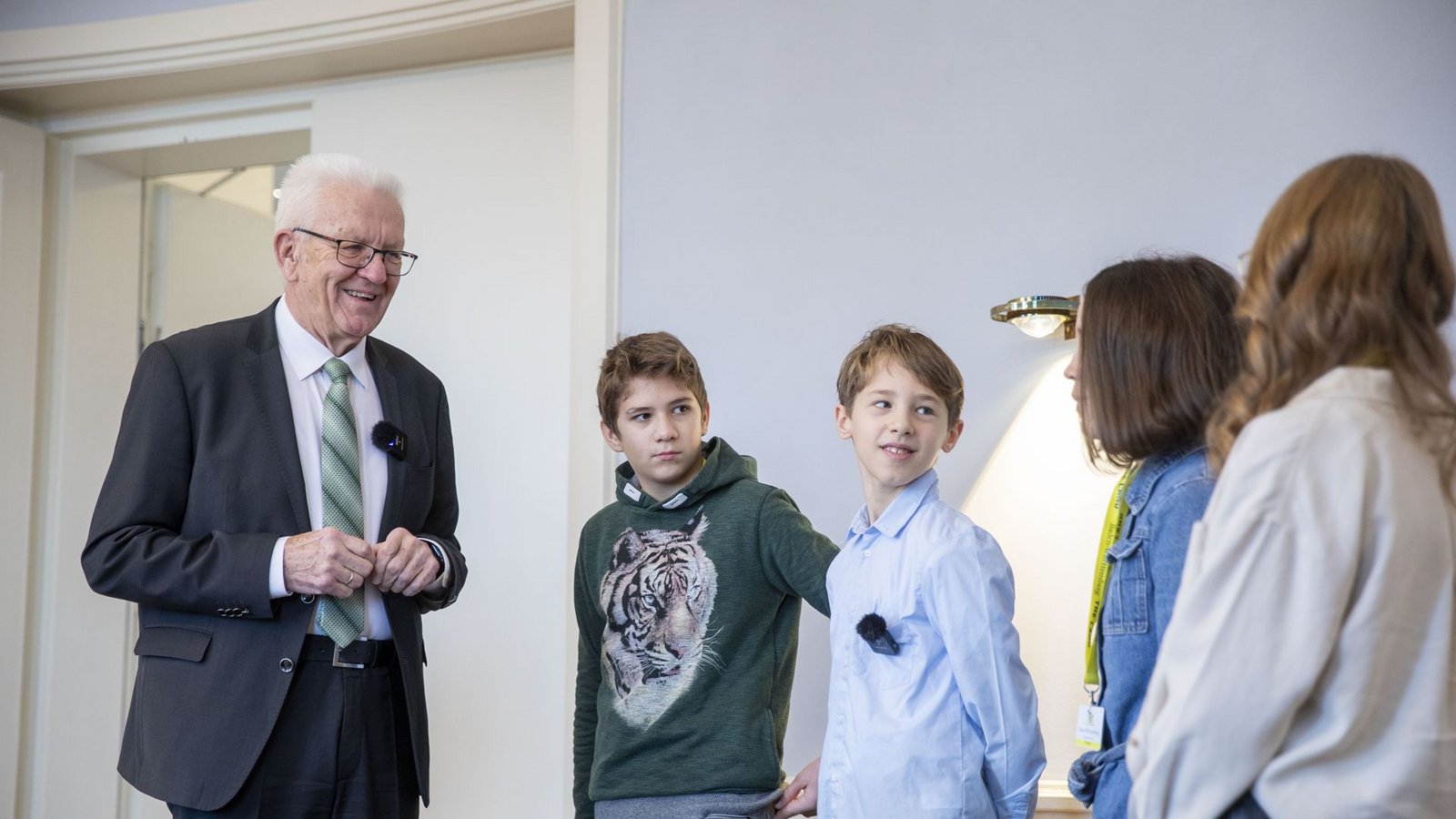 Kretschmann erscheint gut gelaunt und will erst einmal wissen, warum die Vier Kinderreporter geworden sind.Foto: Lichtgut/Leif Piechowski/Leif Piechowski Kretschmann erscheint gut gelaunt und will erst einmal wissen, warum die Vier Kinderreporter geworden sind.Foto: Lichtgut/Leif Piechowski/Leif Piechowski