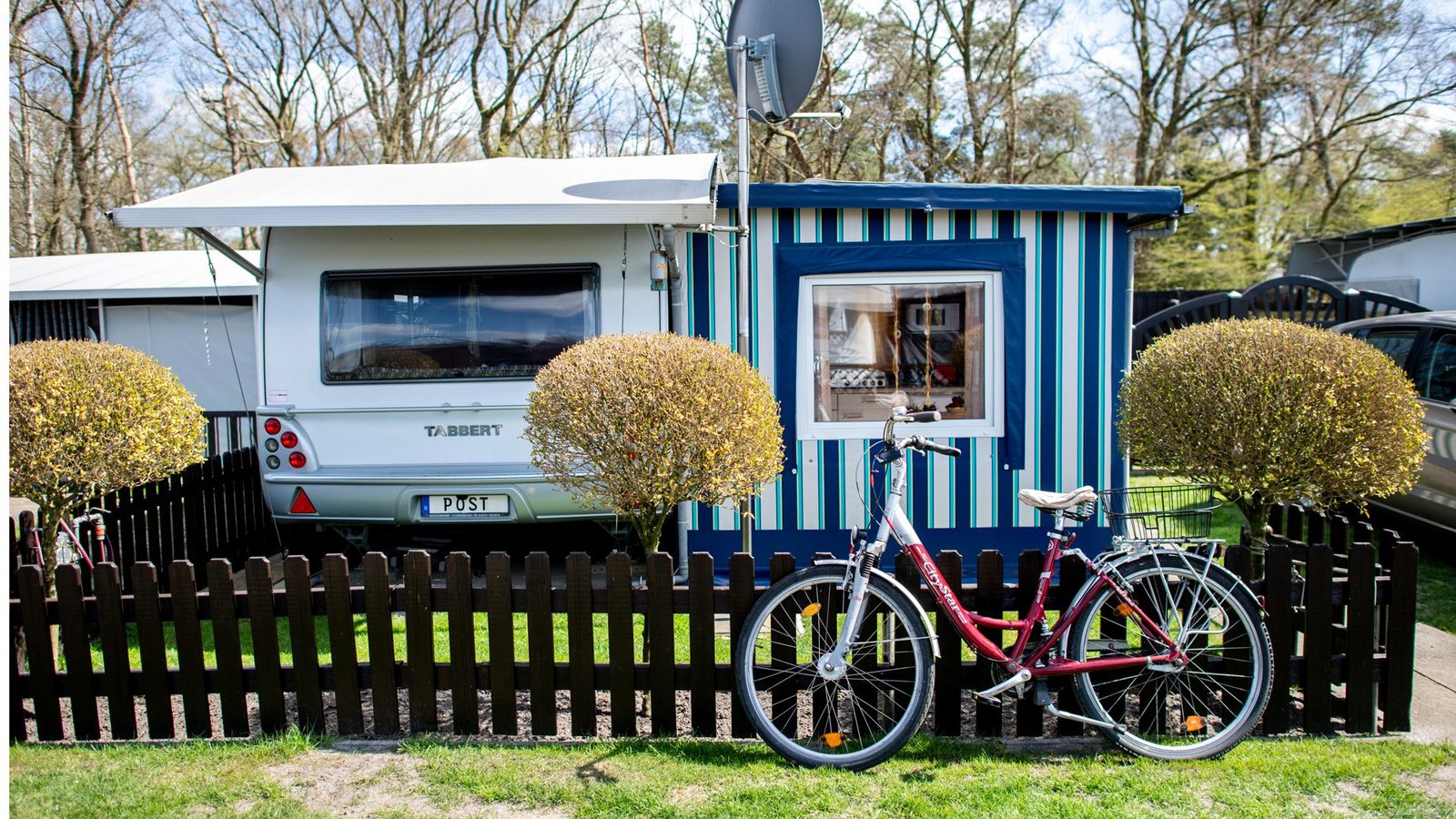 Steht immer und fährt nicht? Mit Anmeldung als Hauptwohnsitz? Dann könnte für diesen schicken Campingwagen auch der Rundfunkbeitrag fällig werden.Foto: Hauke-Christian Dittrich/dpa Steht immer und fährt nicht? Mit Anmeldung als Hauptwohnsitz? Dann könnte für diesen schicken Campingwagen auch der Rundfunkbeitrag fällig werden.Foto: Hauke-Christian Dittrich/dpa