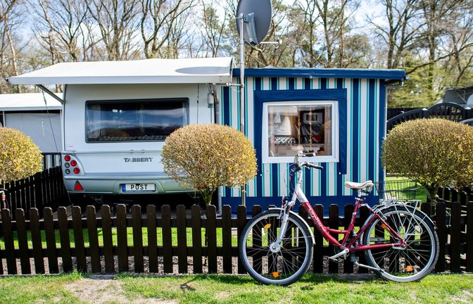 Steht immer und fährt nicht? Mit Anmeldung als Hauptwohnsitz? Dann könnte für diesen schicken Campingwagen auch der Rundfunkbeitrag fällig werden.<span class='image-autor'>Foto: Hauke-Christian Dittrich/dpa</span>
