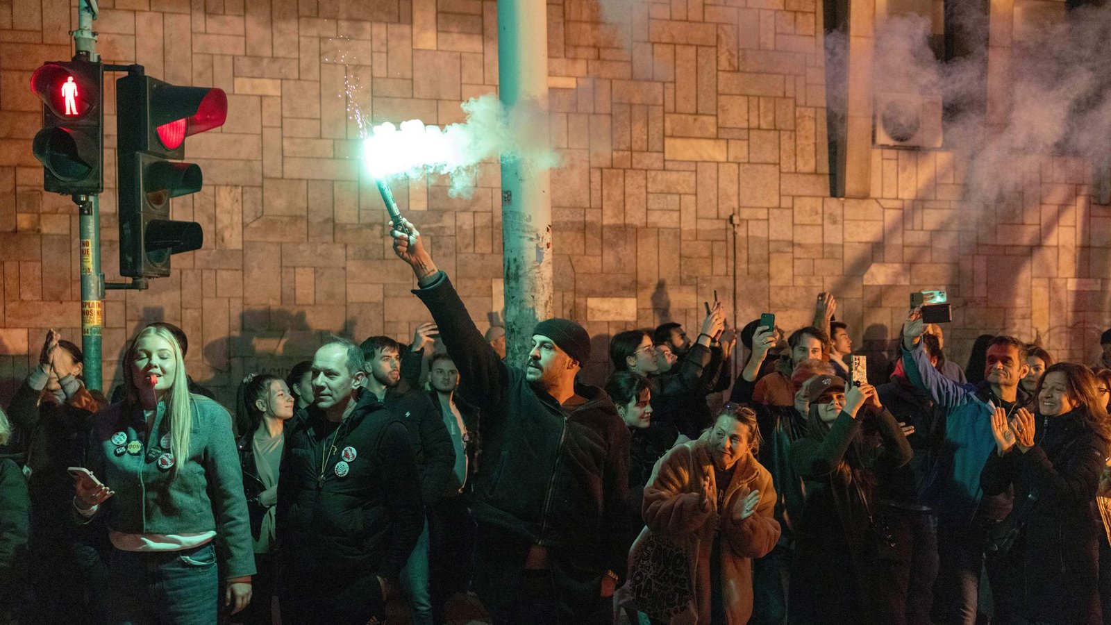 Wütende Proteste gegen die serbische Regierung.Foto: Marko Drobnjakovic/dpa