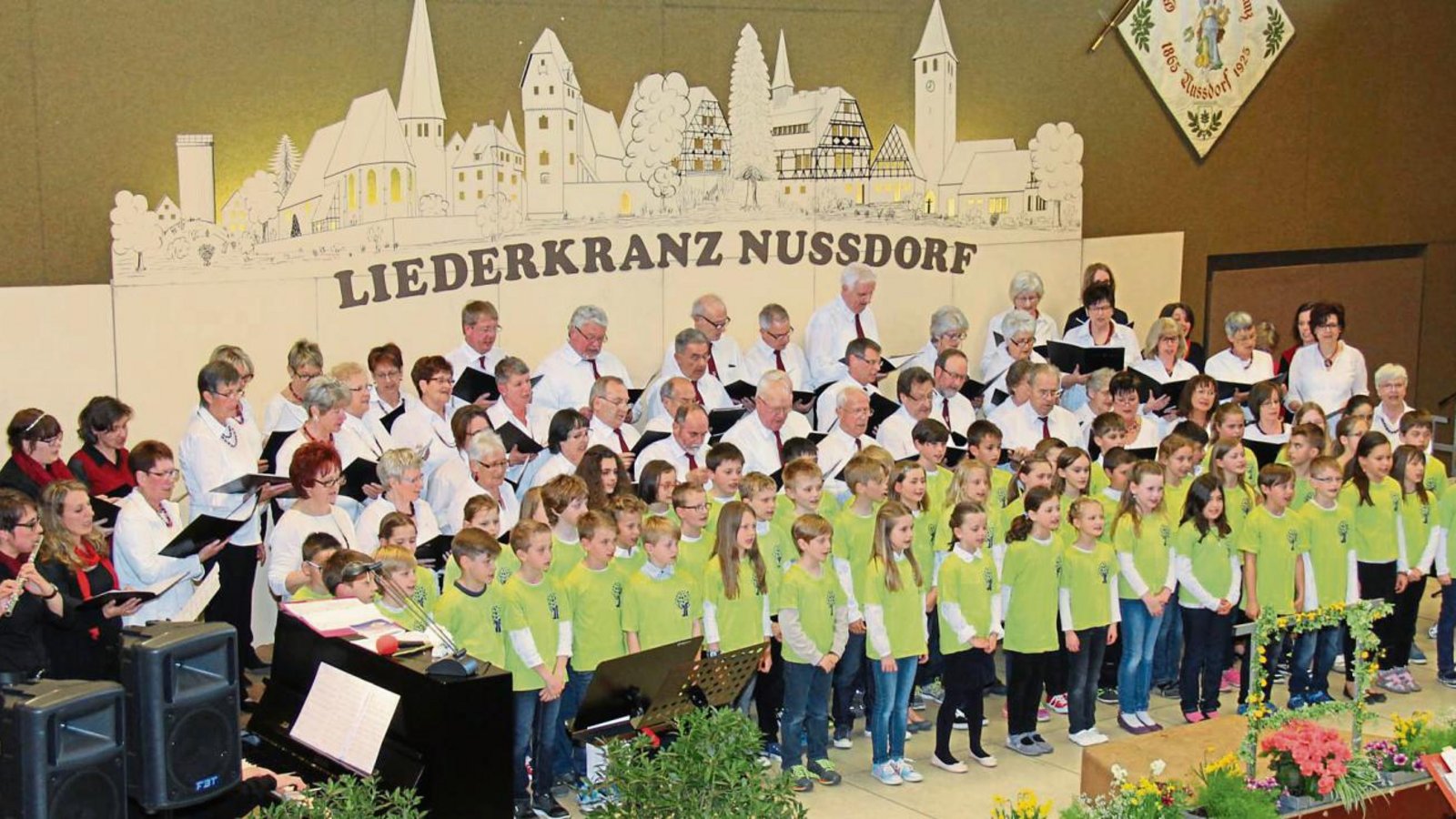 Volle Bühne in der Gemeindehalle: Der gemischte Projektchor des Liederkranzes Nussdorf sang zu seinem Jubiläum gemeinsam mit Sängerinnen aus Enzweihingen und Schülern. Fotos: Elsässer Volle Bühne in der Gemeindehalle: Der gemischte Projektchor des Liederkranzes Nussdorf sang zu seinem Jubiläum gemeinsam mit Sängerinnen aus Enzweihingen und Schülern. Fotos: Elsässer