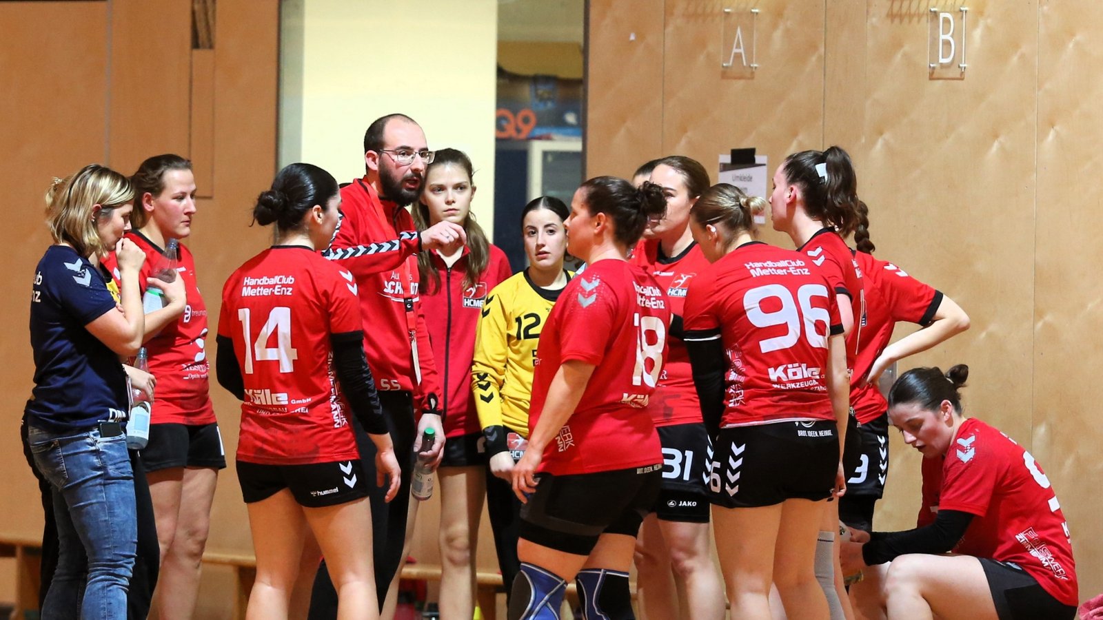 Trainer Stefan Sack (4. von links) schwört sein Team auf eine heiße Rückrunde ein. Foto: Küppers