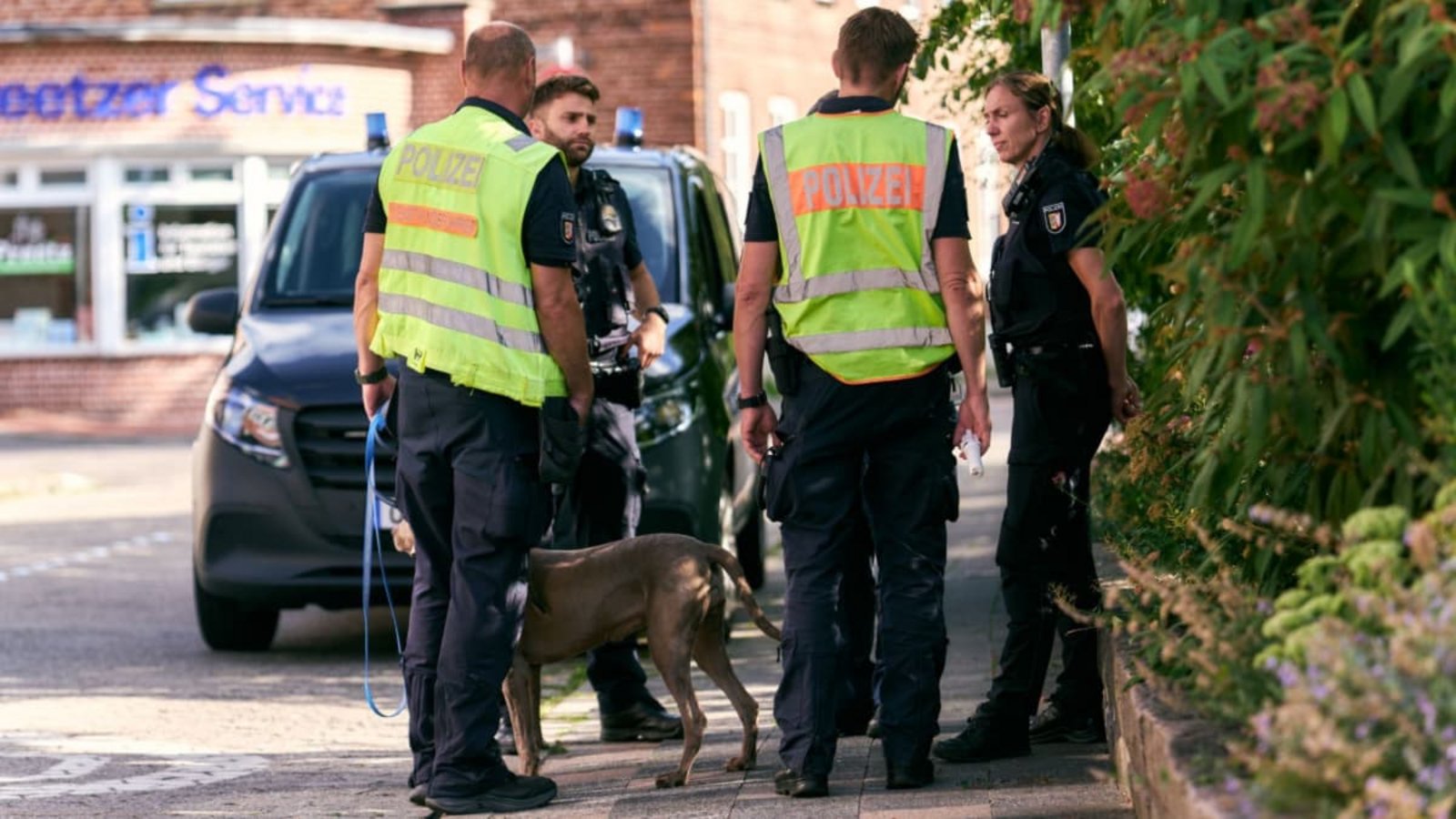 Nach dem Verschwinden einer Dreijährigen in Preetz hatten Einsatzkräfte eine großangelegte Suchaktion gestartet.Marcus Golejewski/dpa Nach dem Verschwinden einer Dreijährigen in Preetz hatten Einsatzkräfte eine großangelegte Suchaktion gestartet.Marcus Golejewski/dpa