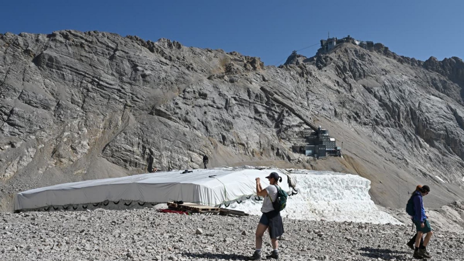 Die Hitze lässt Gletscher schrumpfen – das erhöht die Gefahren (Archiv).Angelika Warmuth/dpa