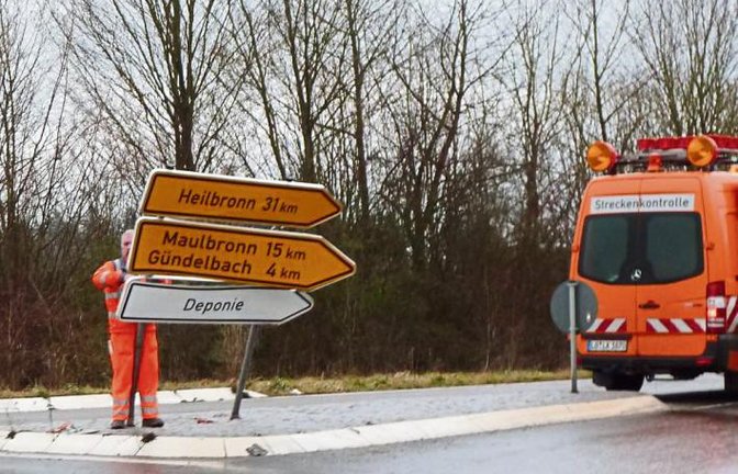 Langholzfahrer bescheren den Männern der Straßenmeisterei Vaihingen derzeit für außerplanmäßige Einsätze. Am Mittwoch wurde an der Vaihinger Kreuzung Franckstraße/Neue Bahnhofstraße ein Ampelmast verbogen, am Donnerstag schlugen die Stämme am Kreisverkehr zwischen Horrheim und Kleinglattbach gegen die Wegweiser und brachten