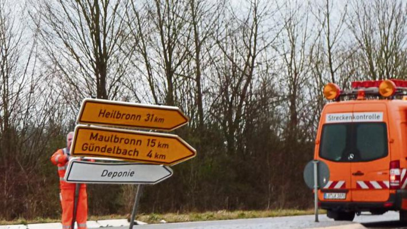 Langholzfahrer bescheren den Männern der Straßenmeisterei Vaihingen derzeit für außerplanmäßige Einsätze. Am Mittwoch wurde an der Vaihinger Kreuzung Franckstraße/Neue Bahnhofstraße ein Ampelmast verbogen, am Donnerstag schlugen die Stämme am Kreisverkehr zwischen Horrheim und Kleinglattbach gegen die Wegweiser und brachten Langholzfahrer bescheren den Männern der Straßenmeisterei Vaihingen derzeit für außerplanmäßige Einsätze. Am Mittwoch wurde an der Vaihinger Kreuzung Franckstraße/Neue Bahnhofstraße ein Ampelmast verbogen, am Donnerstag schlugen die Stämme am Kreisverkehr zwischen Horrheim und Kleinglattbach gegen die Wegweiser und brachten