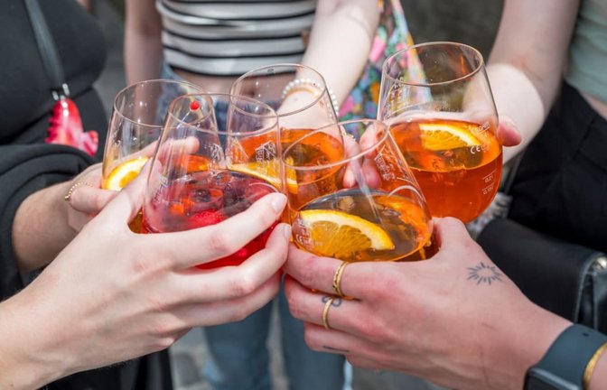 Salute, Cheers, Prost: Fünf Personen stoßen mit Aperol Spritz an.<span class='image-autor'>Daniel Vogl/dpa</span>