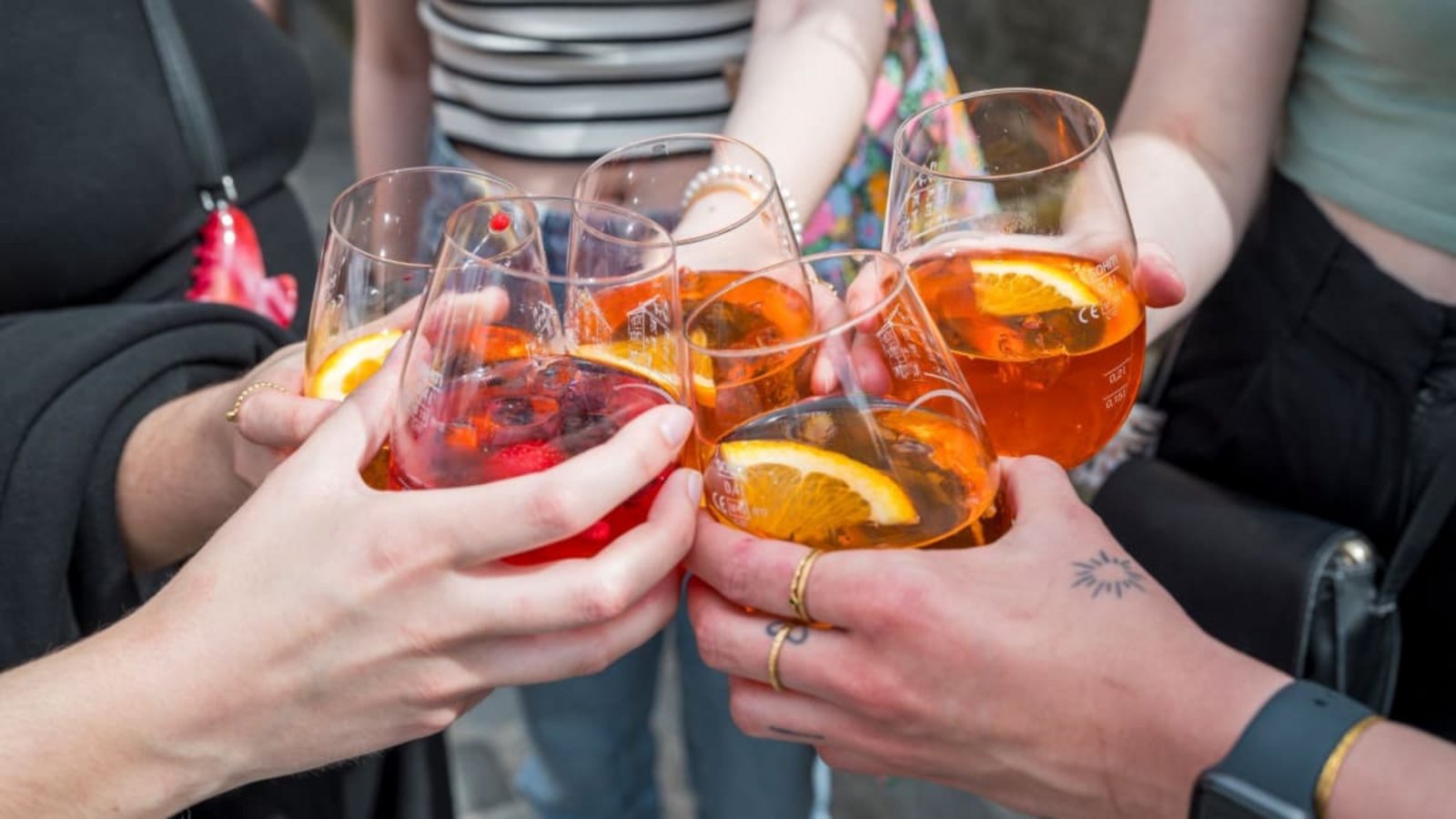 Salute, Cheers, Prost: Fünf Personen stoßen mit Aperol Spritz an.Daniel Vogl/dpa