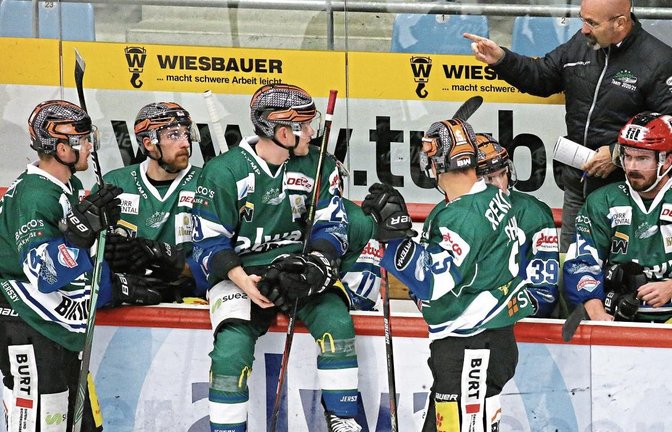 Eindringliche Worte von Steelers-Trainer Danny Naud an sein Team: Nach zwei Heimsiegen riss der Faden des Bietigheimer Eishockey-Zweitligisten am Sonntag in der Ege-Trans-Arena gegen die Wölfe aus Freiburg. Foto: Baumann