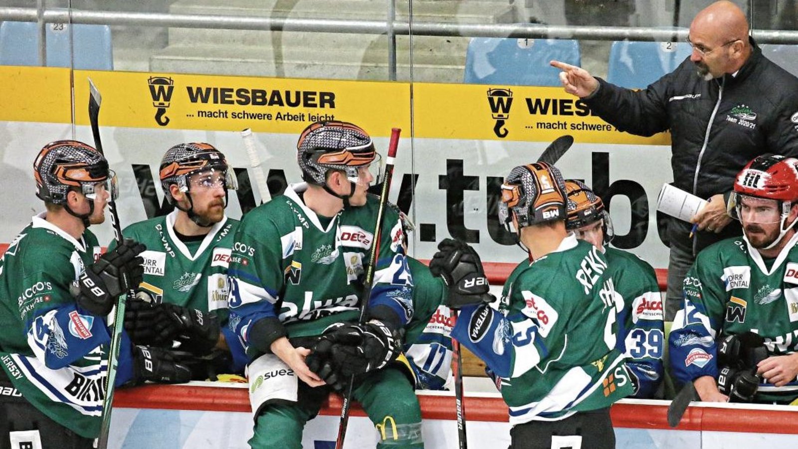 Eindringliche Worte von Steelers-Trainer Danny Naud an sein Team: Nach zwei Heimsiegen riss der Faden des Bietigheimer Eishockey-Zweitligisten am Sonntag in der Ege-Trans-Arena gegen die Wölfe aus Freiburg. Foto: Baumann