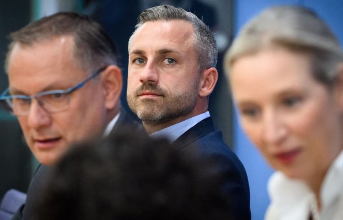 Hat die Staatskanzlei in Magdeburg fest im Blick: AfD-Spitzenkandidat Ulrich Siegmund mit seinen beiden Parteichefs Tino Chrupalla und Alice Weidel in der Bundespressekonferenz. Wie er die aus seiner Sicht nötige stabile Mehrheit für sich organisieren will, weiß der 35-Jährige aber noch nicht.<span class='image-autor'>Bernd von Jutrczenka/dpa</span>