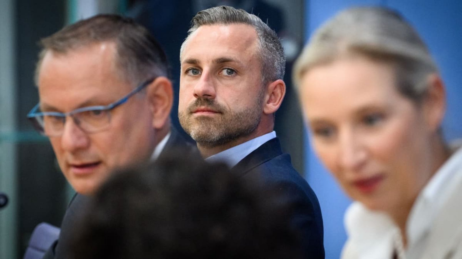 Hat die Staatskanzlei in Magdeburg fest im Blick: AfD-Spitzenkandidat Ulrich Siegmund mit seinen beiden Parteichefs Tino Chrupalla und Alice Weidel in der Bundespressekonferenz. Wie er die aus seiner Sicht nötige stabile Mehrheit für sich organisieren will, weiß der 35-Jährige aber noch nicht.Bernd von Jutrczenka/dpa Hat die Staatskanzlei in Magdeburg fest im Blick: AfD-Spitzenkandidat Ulrich Siegmund mit seinen beiden Parteichefs Tino Chrupalla und Alice Weidel in der Bundespressekonferenz. Wie er die aus seiner Sicht nötige stabile Mehrheit für sich organisieren will, weiß der 35-Jährige aber noch nicht.Bernd von Jutrczenka/dpa