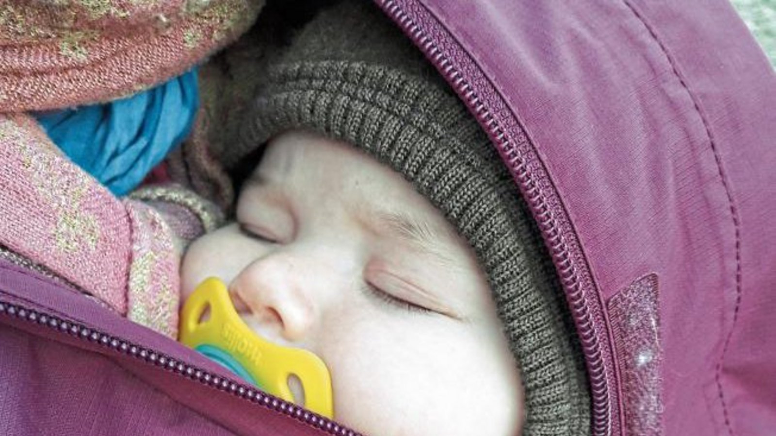 Bei Kälte einfach Schnulli rein und feste an Mamas Bauch kuscheln.  Foto: Rücker