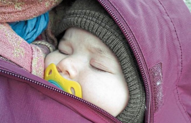 Bei Kälte einfach Schnulli rein und feste an Mamas Bauch kuscheln.  Foto: Rücker