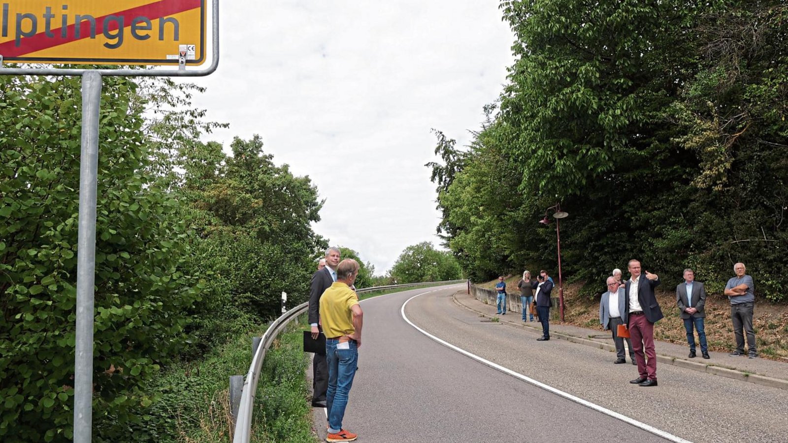 Das Ortsausgangschild weiter nach oben verlegen und innerorts mit Geschwindigkeitsbegrenzungen und verkehrsbaulichen Maßnahmen arbeiten ist eine Möglichkeit, die Lärmproblematik zu lösen. Das Ortsausgangschild weiter nach oben verlegen und innerorts mit Geschwindigkeitsbegrenzungen und verkehrsbaulichen Maßnahmen arbeiten ist eine Möglichkeit, die Lärmproblematik zu lösen.