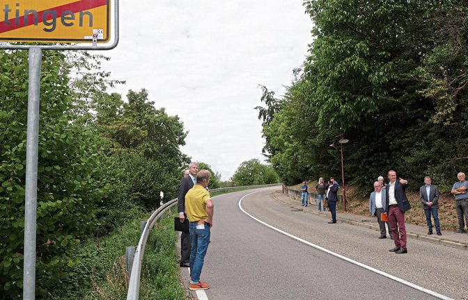 Das Ortsausgangschild weiter nach oben verlegen und innerorts mit Geschwindigkeitsbegrenzungen und verkehrsbaulichen Maßnahmen arbeiten ist eine Möglichkeit, die Lärmproblematik zu lösen.