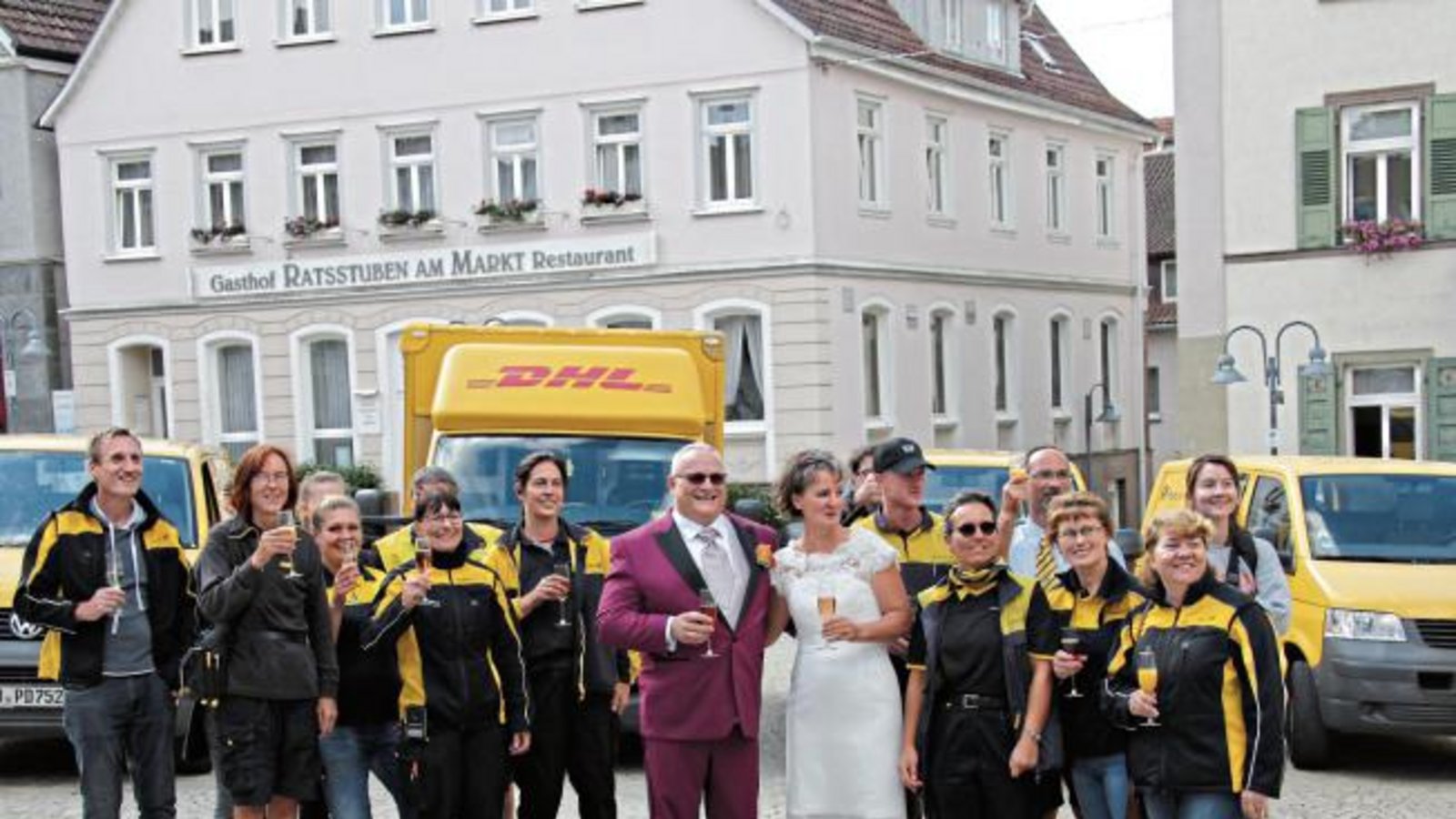 Nach dem großen Hochzeitsaufgebot der Vaihinger Feuerwehr am Samstag war gestern nun die Post an der Reihe. Zur Eheschließung von Rolf und Michaela Dettinger aus Ensingen waren zahlreiche Postkollegen der Braut samt Fahrzeugen angerückt. Mit einem Hupkonzert und weißen Tauben von Hobbyzüchter Pero Petrovic – ebenfalls aus Ensingen – wurde dem Paar gratuliert. Foto: Banholzer Nach dem großen Hochzeitsaufgebot der Vaihinger Feuerwehr am Samstag war gestern nun die Post an der Reihe. Zur Eheschließung von Rolf und Michaela Dettinger aus Ensingen waren zahlreiche Postkollegen der Braut samt Fahrzeugen angerückt. Mit einem Hupkonzert und weißen Tauben von Hobbyzüchter Pero Petrovic – ebenfalls aus Ensingen – wurde dem Paar gratuliert. Foto: Banholzer
