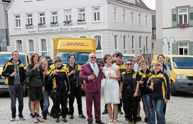 Nach dem großen Hochzeitsaufgebot der Vaihinger Feuerwehr am Samstag war gestern nun die Post an der Reihe. Zur Eheschließung von Rolf und Michaela Dettinger aus Ensingen waren zahlreiche Postkollegen der Braut samt Fahrzeugen angerückt. Mit einem Hupkonzert und weißen Tauben von Hobbyzüchter Pero Petrovic – ebenfalls aus Ensingen – wurde dem Paar gratuliert.  Foto: Banholzer