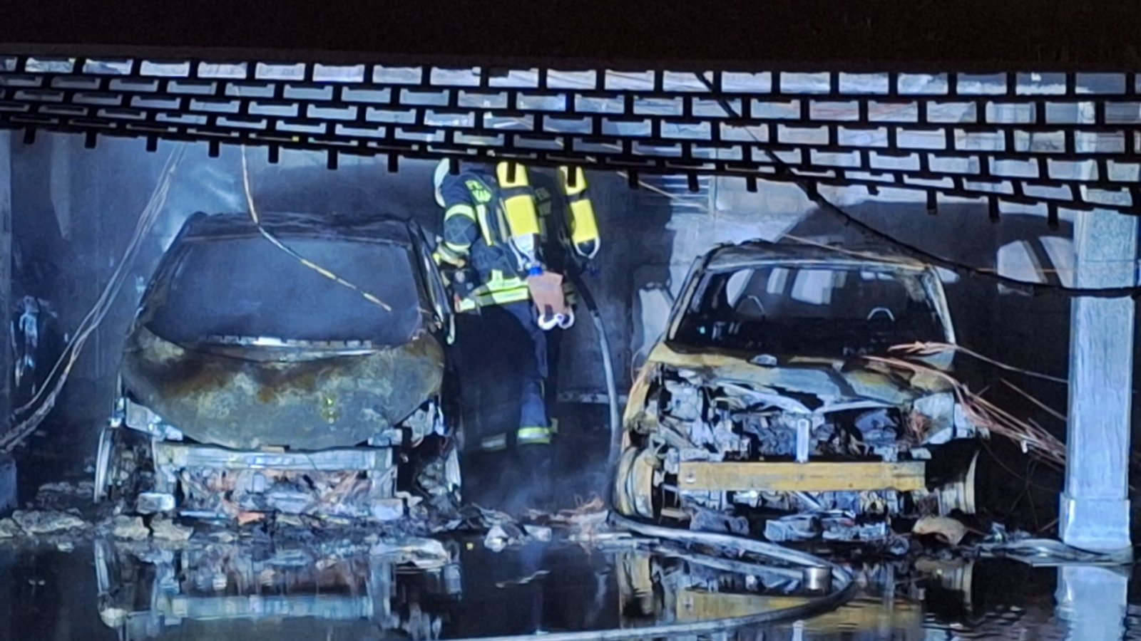 Die von dem Brand betroffenen Fahrzeuge werden noch nicht freigegeben. Foto: Mross Die von dem Brand betroffenen Fahrzeuge werden noch nicht freigegeben. Foto: Mross