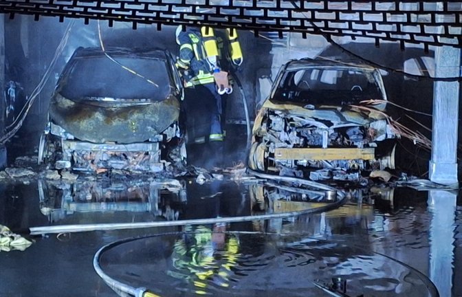 Die von dem Brand betroffenen Fahrzeuge werden noch nicht freigegeben. Foto: Mross