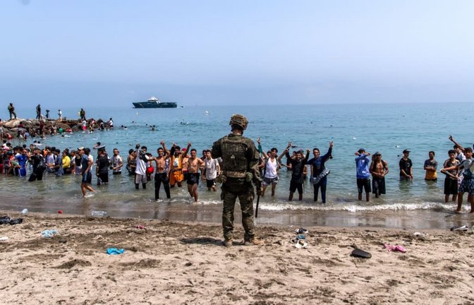 Eine Falschinformation? Schwimmend erreichten Zehntausende das spanische Ceuta. Die meisten sind nach Marokko zurückgekehrt.<span class='image-autor'>Antonio Sempere/AP/dpa</span>