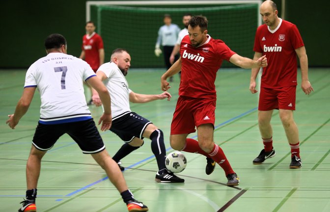 Der TSV Großglattbach (rote Trikots) bezieht gegen den späteren Turniersieger TSV Ötisheim eine 0:4-Klatsche, hält sich aber im letzten Gruppenspiel schadlos. <span class='image-autor'>Foto: Küppers</span>