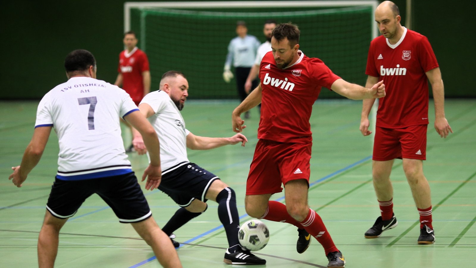 Der TSV Großglattbach (rote Trikots) bezieht gegen den späteren Turniersieger TSV Ötisheim eine 0:4-Klatsche, hält sich aber im letzten Gruppenspiel schadlos. Foto: Küppers Der TSV Großglattbach (rote Trikots) bezieht gegen den späteren Turniersieger TSV Ötisheim eine 0:4-Klatsche, hält sich aber im letzten Gruppenspiel schadlos. Foto: Küppers