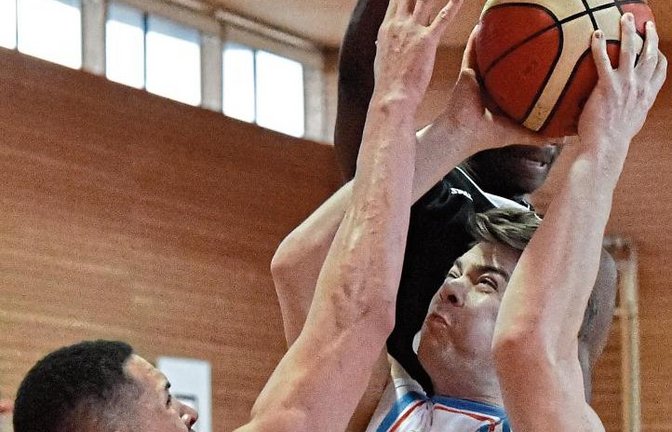 Christian Okolie will Oliver Gräßer von der BSG Vaihingen/Sachsenheim (rechts) blocken. Am Ende mussten sich er und sein Team jedoch mit 56:75 geschlagen geben. Foto: Leitner