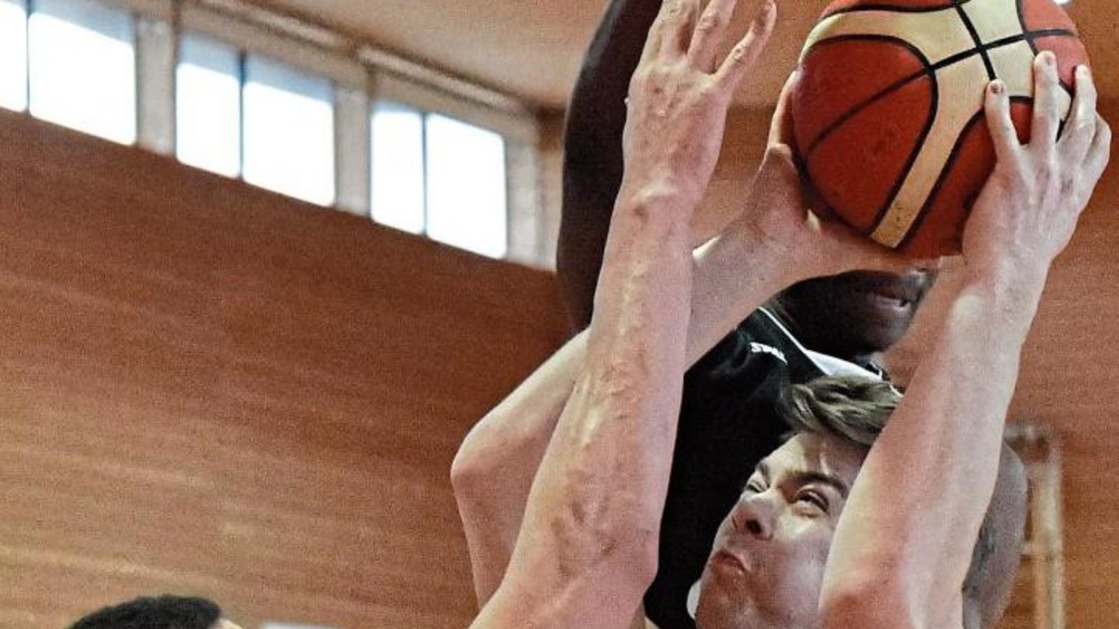 Christian Okolie will Oliver Gräßer von der BSG Vaihingen/Sachsenheim (rechts) blocken. Am Ende mussten sich er und sein Team jedoch mit 56:75 geschlagen geben. Foto: Leitner Christian Okolie will Oliver Gräßer von der BSG Vaihingen/Sachsenheim (rechts) blocken. Am Ende mussten sich er und sein Team jedoch mit 56:75 geschlagen geben. Foto: Leitner