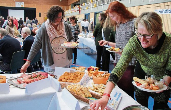 Bei den zahlreichen Köstlichkeiten, die vom Organisationsteam aufgetischt wurden, konnte kaum jemand widerstehen.  Fotos: Banholzer