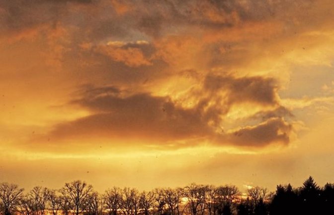 Nach Aprilwetter und Schneeschauern gab es einen so tollen Abendhimmel, meint Wolfgang Götzke aus Ensingern zu seinem Foto.