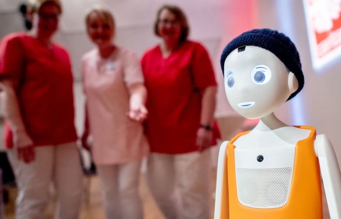 Auch in der Pflege werden Roboter eingesetzt. Doch das heißt nicht, dass für Menschen nichts mehr zu tun bleibt.<span class='image-autor'>Hauke-Christian Dittrich/dpa</span>