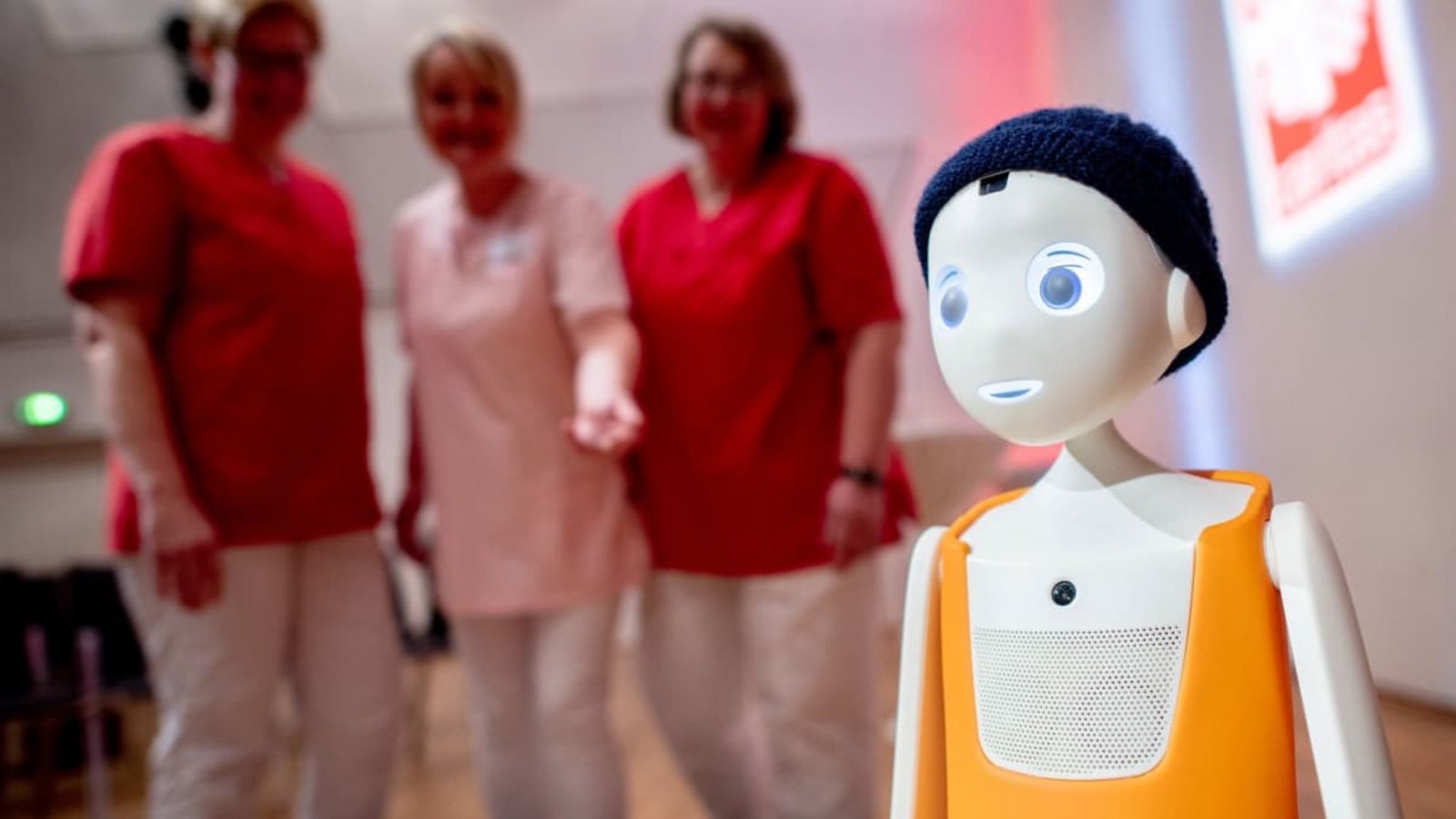Auch in der Pflege werden Roboter eingesetzt. Doch das heißt nicht, dass für Menschen nichts mehr zu tun bleibt.Hauke-Christian Dittrich/dpa Auch in der Pflege werden Roboter eingesetzt. Doch das heißt nicht, dass für Menschen nichts mehr zu tun bleibt.Hauke-Christian Dittrich/dpa