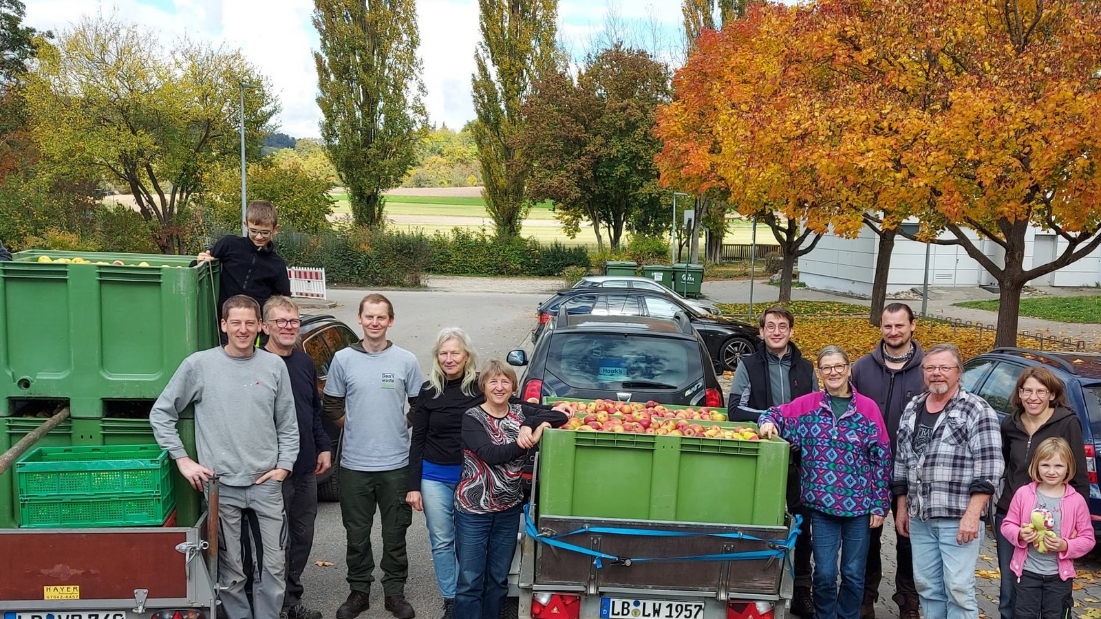 Groß und Klein packen beim Äpfel Sammeln für den guten Zweck mit an.  Foto: p