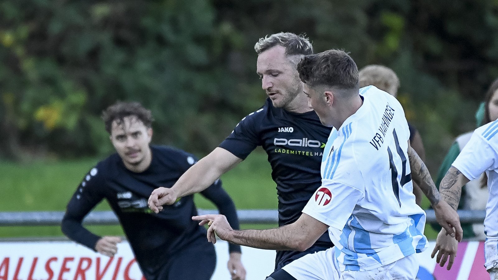 Zweikampf auf matschigem Terrain im Egelsee: Der Vaihinger Nico Wäbisch (vorne) und Nils Gutscher wollen an den Ball. Foto: Leitner