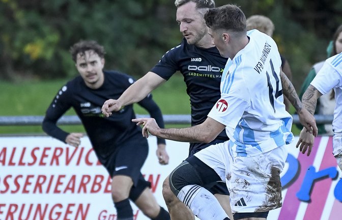 Zweikampf auf matschigem Terrain im Egelsee: Der Vaihinger Nico Wäbisch (vorne) und Nils Gutscher wollen an den Ball. <span class='image-autor'>Foto: Leitner</span>