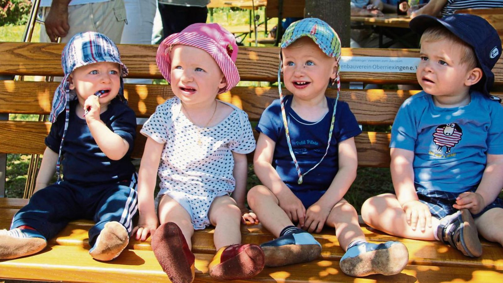 Die neue Bank – ein bequemes Plätzchen nicht nur für Senioren, wie Jonathan Kutz (1 Jahr), Judith und Simeon Kutz und Alexander Hink (je 17 Monate) bei der Einweihung bewiesen.  Fotos: Gergen
