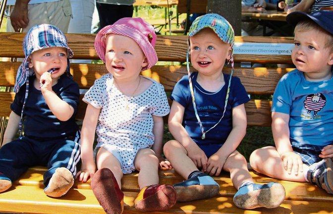 Die neue Bank – ein bequemes Plätzchen nicht nur für Senioren, wie Jonathan Kutz (1 Jahr), Judith und Simeon Kutz und Alexander Hink (je 17 Monate) bei der Einweihung bewiesen.  Fotos: Gergen
