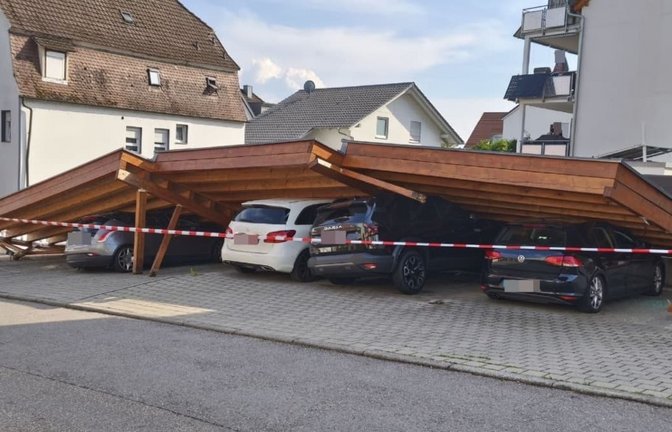 Der Carport sürzte ein und begrub vier Autos unter sich.<span class='image-autor'>SDMG</span>