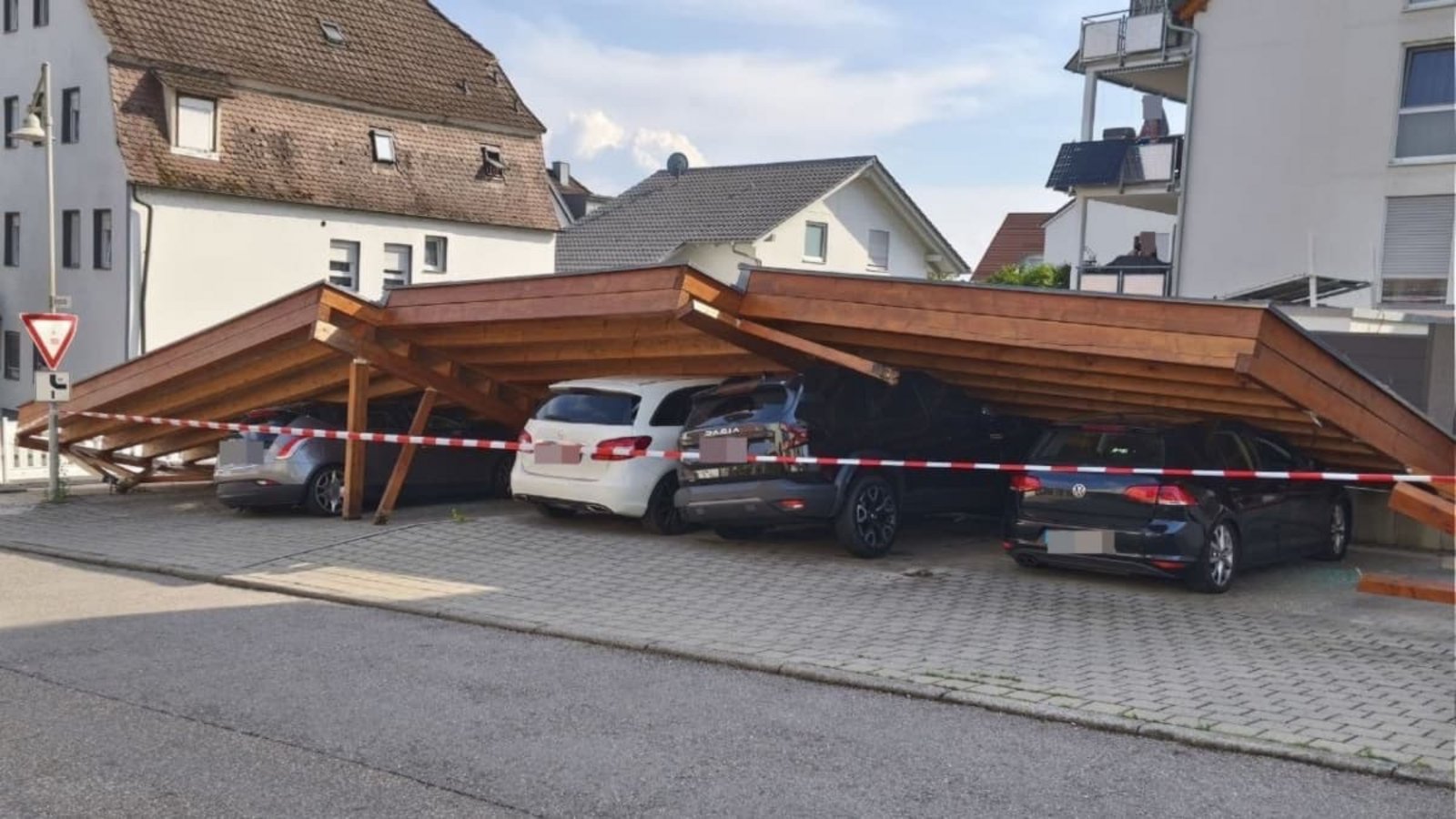 Der Carport sürzte ein und begrub vier Autos unter sich.SDMG Der Carport sürzte ein und begrub vier Autos unter sich.SDMG